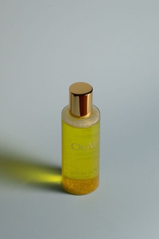 Revitalising toner bottle with gold cap and amber-yellow liquid, 100ml