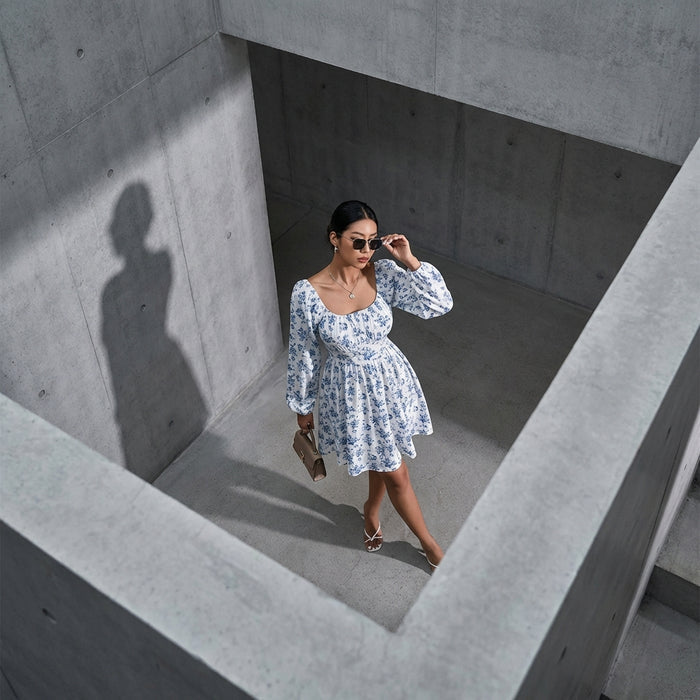 Robe courte florale blanche et bleue à col carré, manches longues. K-fashion féminine. Koreanxwear.
