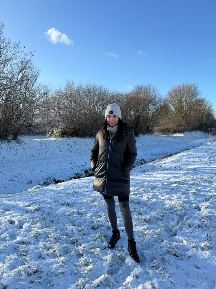 Person wearing Jonathan Aston over knee boot sock tights grey/black in a winter setting